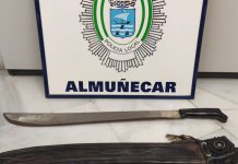 Detienen a un hombre en Almuñécar que amenazaba con una catana a los transeúntes en la estación de autobuses