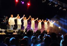 El grupo sevillano ‘Siempre Así’ celebró anoche en el Castillo de La Herradura su 30 aniversario con un éxito rotundo
