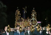 ALMUÑÉCAR ENTREGA EL TITULO DE REGIDOR PERPETUO AL NAZARENO DE LA CIUDAD