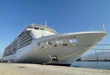 El ‘Seven Seas Voyager’ de 205 metros de eslora, con 638 pasajeros y 461 tripulantes atraca en el Puerto de Motril