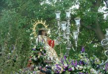 DEVOCIÓN A PIE DE CALLE ANTE LA REINA MADRE DE CAPUCHINOS