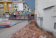 El PSOE reclama la limpieza del solar abandonado en la Travesía de San Roque, frente a la plaza donde se celebran las fiestas del barrio de Las Angustias