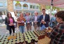 El delegado de Empleo de la Junta y el alcalde de Lanjarón destacan la influencia de la apicultura en la economía local