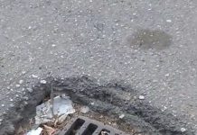 El PSOE denuncia la acumulación de suciedad en la calle Gibraltarillo, «donde está el acceso al campo de fútbol del Cerrillo y muy cerca de una Guardería»