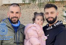 Un policía nacional reanima a una bebé en parada cardiorrespiratoria tras llegar Comisaría en brazos de su padre