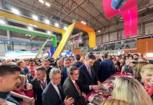Pedro Sánchez visita el stand de Granada en Fitur 2023