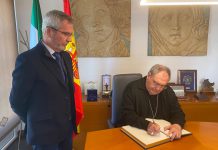 El nuevo arzobispo coadjutor de Granada visita el Puerto de Motril para «estrechar los lazos de colaboración en materia turística»