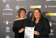 La alcaldesa de Albuñol recoge en Madrid la certificación ‘Q’ de Calidad Turística a la Playa de La Rábita