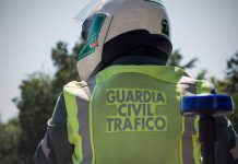 Muere un motorista al salirse de vía y caer por un barranco en Guadix