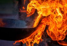 Una mujer evacuada al hospital tras producirse un incendio en la cocina de una casa de Guadix