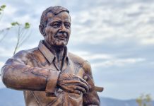 El Ayuntamiento reconoce la trayectoria de Damián Carmona Maldonado con una escultura «por su histórica dedicación a Motril»