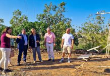 Las autoridades visitan la finca experimental La Nacla en Puntalón