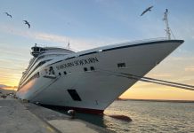 Atraca en el Puerto de Motril el Seabourn Sojourn, el cuarto crucero previsto esta semana