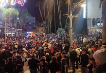 Una multitud de vecinos y visitantes se echaron a las calles de Almuñécar para recibir a SS.MM. los Reyes Magos de Oriente