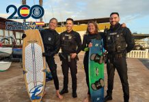 Agentes de la Policía Nacional salvan la vida a dos kitesurfistas en Motril