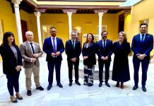 La consejera mantiene una reunión institucional con el presidente de la Diputación de Granada
