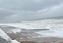 El Ayuntamiento de Motril emplea medios propios para solucionar los problemas causados por el temporal en Playa Granada