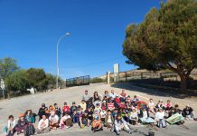 Los alumnos del colegio Cervantes plantan árboles en Lobres