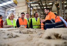 La Junta apoya en el municipio de Fonelas a la empresa Cotton South, especializada en la producción de pasta de celulosa