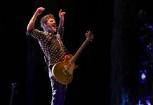 Coque Malla en Granada disfruta y hacer disfrutar a un público entregado en el ciclo ‘1001 Músicas – CaixaBank’