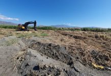 Tachan de «delito ambiental» la ejecución que se está cometiendo en el paraje natural de la Playa de la Punta del río en Salobreña