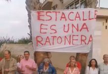 Vecinos se encadenan en Motril para pedir accesos de urgencia a sus viviendas