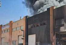 Un incendio declarado en un polígono industrial de Peligros causa daños en tres naves