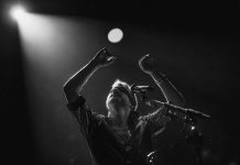 Coque Malla presenta ‘Aunque estemos muertos Tour’ en el Teatro del Generalife