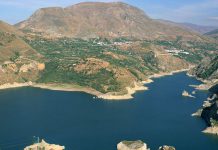 Rescatan a un anciano tras despeñarse con su coche por un barranco de 20 metros en Güéjar-Sierra