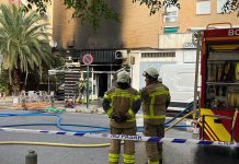 Desalojado en prevención un edificio tras el incendio de una cafetería en Granada