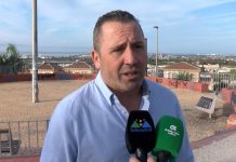 Carlos García: «Trasladamos la queja por la acumulación de basura en los contenedores de envases en los colegios de Motril»