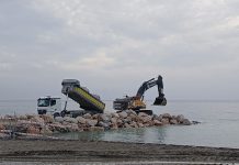El espigón de playa Granada avanza ya unos 20 metros mar adentro