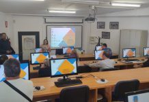 El concejal de Formación, Plácido Leyva, visita las clases de alfabetización informática en Salobreña