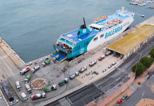 Llega al Puerto de Motril un contingente de vehículos autobomba de Marruecos para ayudar en Valencia