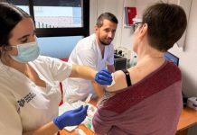 El AGS Sur de Granada habilita tres puntos de vacunación sin cita en la vía pública para proteger a la población de la gripe y el covid