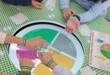 El ‘Frutibús’ de la Junta se une a la celebración del Día de la Bandera de Andalucía