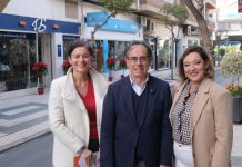 La Cámara de Comercio de Motril siembra de rojo las tiendas de la ciudad con el reparto de pascueros por Navidad