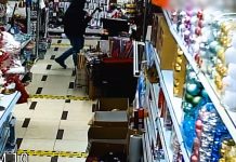 Detenido un hombre por atracar un comercio a golpes con un hacha