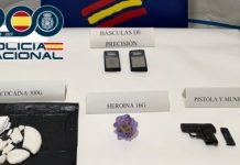 Detenido un varón a bordo de una motocicleta que conducía sin carné y en la que transportaba drogas y un arma