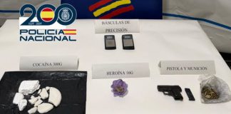 Detenido un varón a bordo de una motocicleta que conducía sin carné y en la que transportaba drogas y un arma