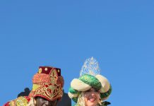 Almuñécar celebra su Cabalgata de Reyes en una mañana de frío pero con la calidez de miles de personas en 6 de enero