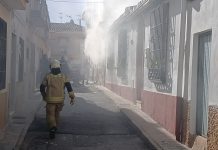 Un hombre se precipita al vacío desde una segunda planta en la calle Alvarico de Motril, tras incendiarse su casa