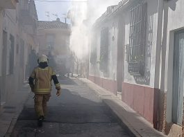 Un hombre se precipita al vacío desde una segunda planta en la calle Alvarico de Motril, tras incendiarse su casa