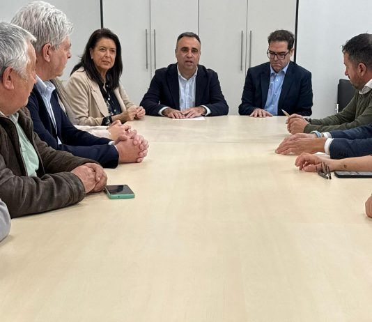 Francis Rodríguez traslada a los alcaldes de la Costa el plan de recuperación del litoral por el temporal ante la Semana Santa