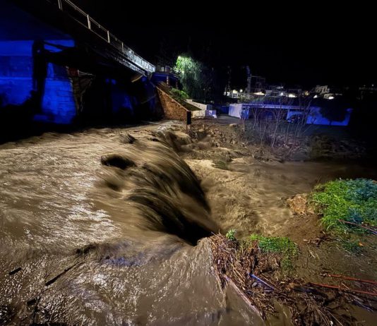 Los vecinos de Órgiva sin agua: la crecida del Guadalfeo provoca la rotura de la tubería general de suministro en todo el pueblo
