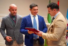 Joaquín Bustos recibe las ‘tapas al pregonero 2026’ de su Semana Santa de Motril