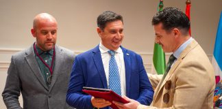 Joaquín Bustos recibe las ‘tapas al pregonero 2026’ de su Semana Santa de Motril