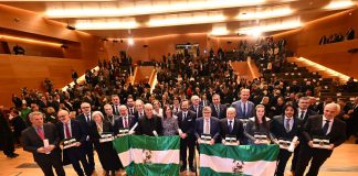 (Directo): Acto de entrega de las Banderas 28F de la Junta de Andalucía en Granada