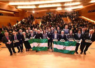 (Directo): Acto de entrega de las Banderas 28F de la Junta de Andalucía en Granada