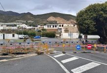 Los daños en la calzada por la lluvia cortan el acceso principal al anejo de Lobres